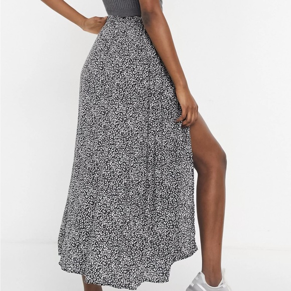 Pull&Bear printed midi skirt in black floral print - Picture 2 of 7